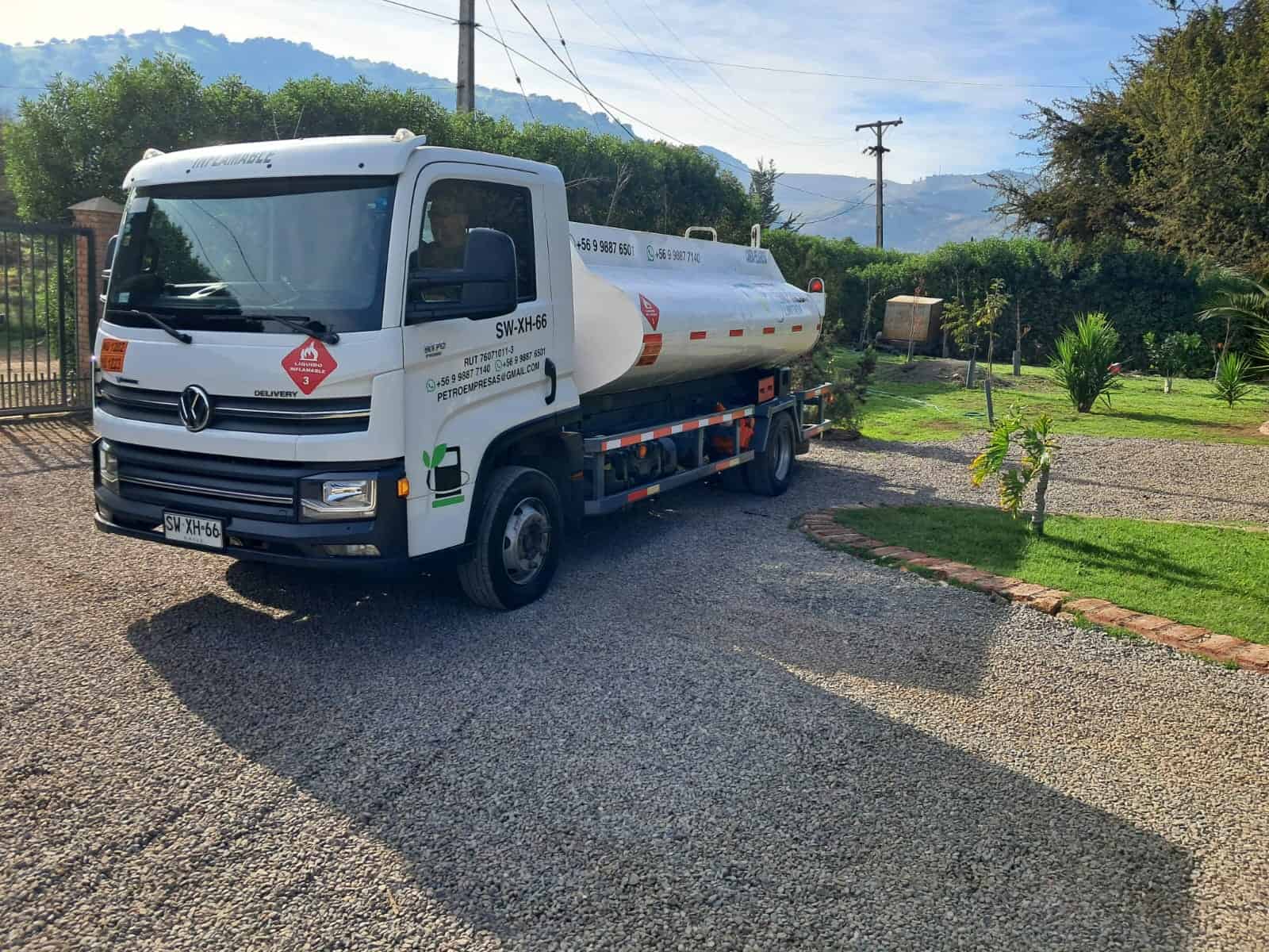Camión de combustible en la carretera