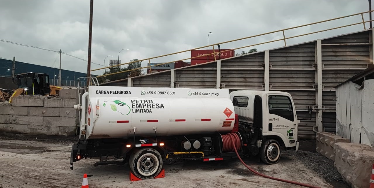 Otro camión de combustible en ruta